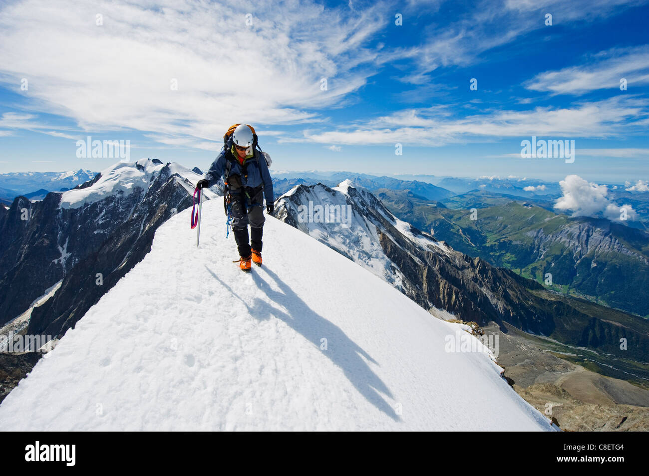 Kletterer am Schneegrat, Aiguille de Bionnassay. auf dem Weg zum Mont Blanc, Französische Alpen, Frankreich Stockfoto