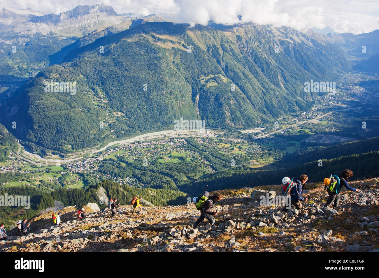 Wanderer über dem Tal von Chamonix, Mont-Blanc-Massiv, Französische Alpen, Frankreich Stockfoto