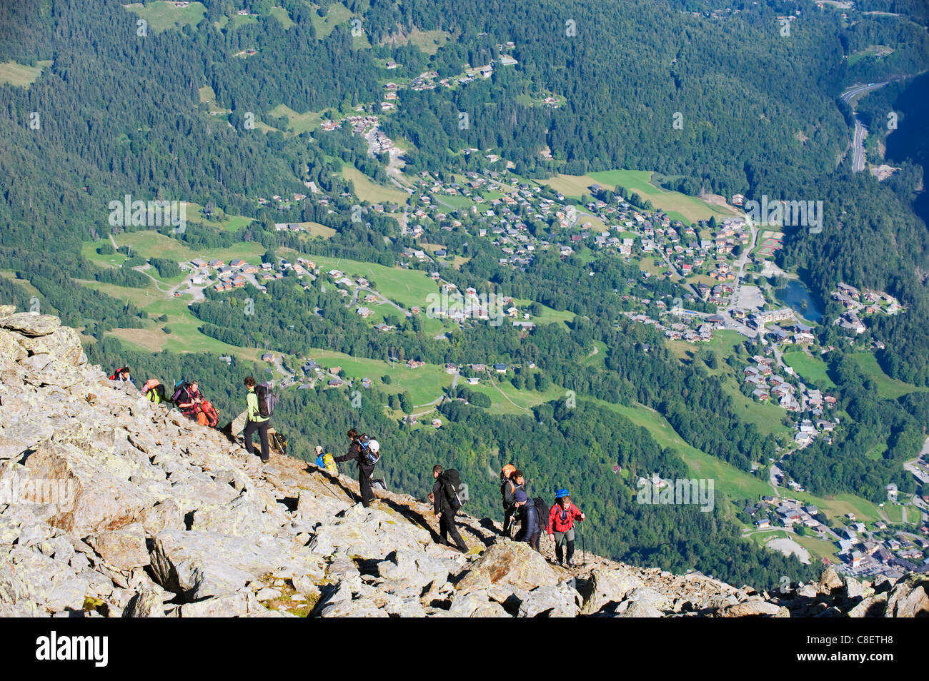 Wanderer über dem Tal von Chamonix, Mont-Blanc-Massiv, Französische Alpen, Frankreich Stockfoto