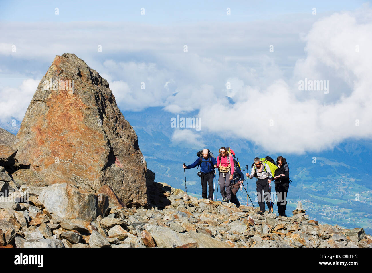 Wanderer über dem Tal von Chamonix, Mont-Blanc-Massiv, Französische Alpen, Frankreich Stockfoto