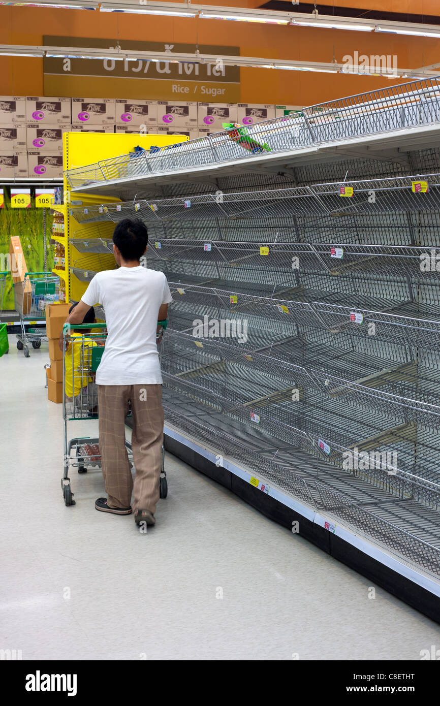 21.09.2011, Überschwemmungen in Bangkok: Instant-Nudeln Mangel an Tesco-Lotus Supermarkt. Stockfoto