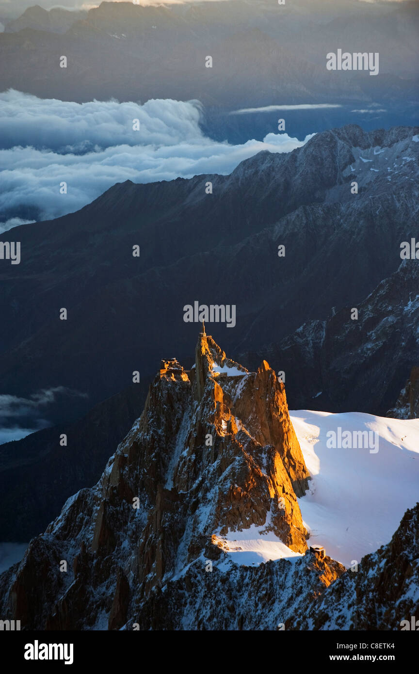 Sonnenaufgang am Aiguille du Midi Kabel Auto Bahnhof, Montblanc Palette, Chamonix, Französische Alpen, Frankreich Stockfoto