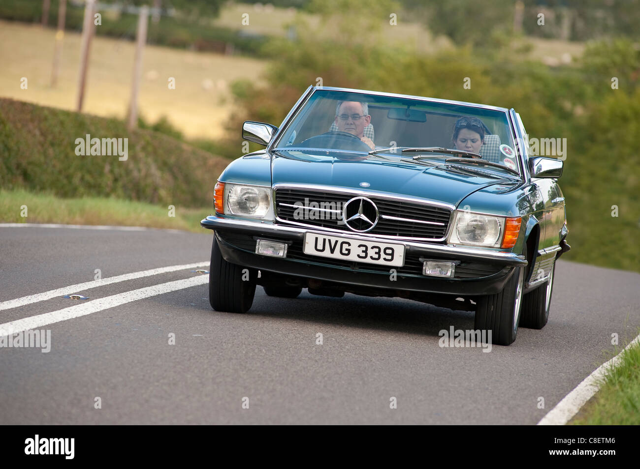 Klassische 1980 Mercedes Benz 280SL Auto auf einer Straße in England vertrieben. Stockfoto