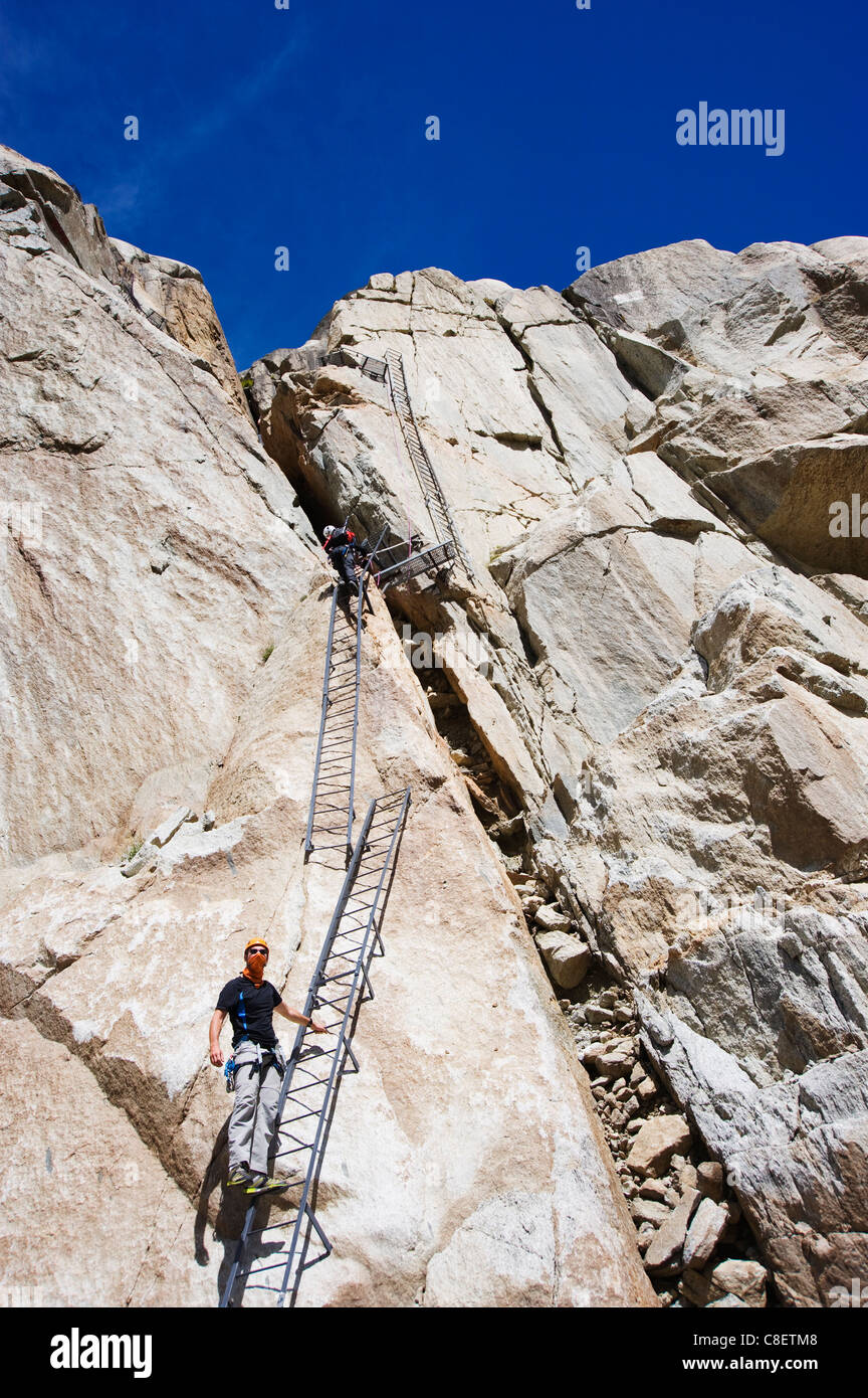 Bergsteiger auf einer Leiter auf einer Felswand über dem Mer de Glace, Mont-Blanc-Massiv, Chamonix, Französische Alpen, Frankreich Stockfoto