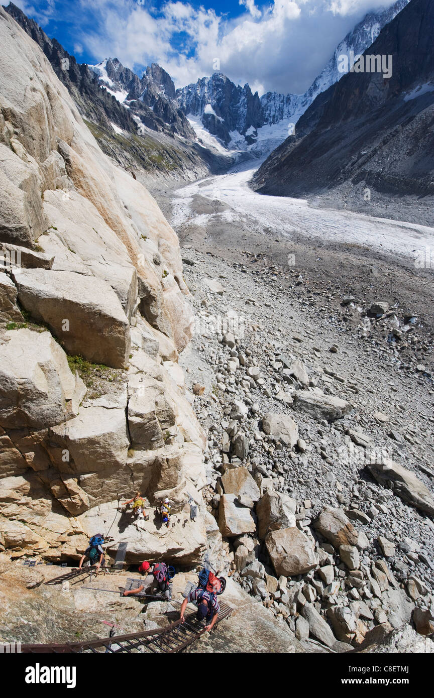 Bergsteiger auf einer Leiter auf einer Felswand über dem Mer de Glace, Mont-Blanc-Massiv, Chamonix, Französische Alpen, Frankreich Stockfoto
