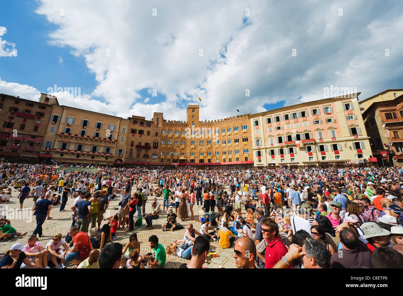 Massen an El Palio Pferderennen-Festival, Piazza del Campo, Siena, Toskana, Italien Stockfoto