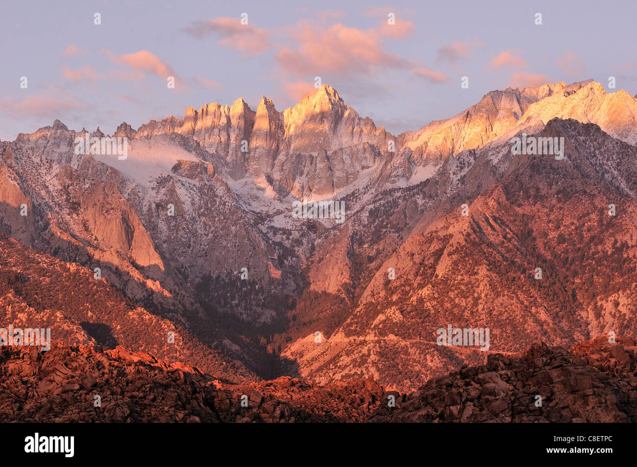 Mt. Whitney, aus Alabama Hills, Sierra Nevada, Berge, Lone Pine, Kalifornien, USA, Amerika, Sonnenuntergang Stockfoto