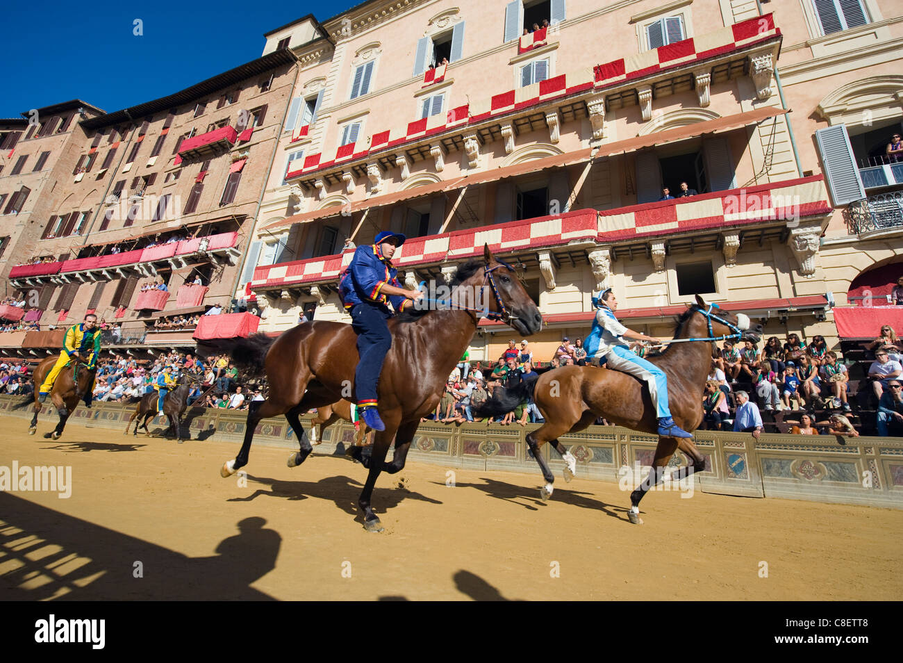 Fahrer, die Rennen in El Palio Pferderennen-Festival, Piazza del Campo, Siena, Toskana, Italien Stockfoto