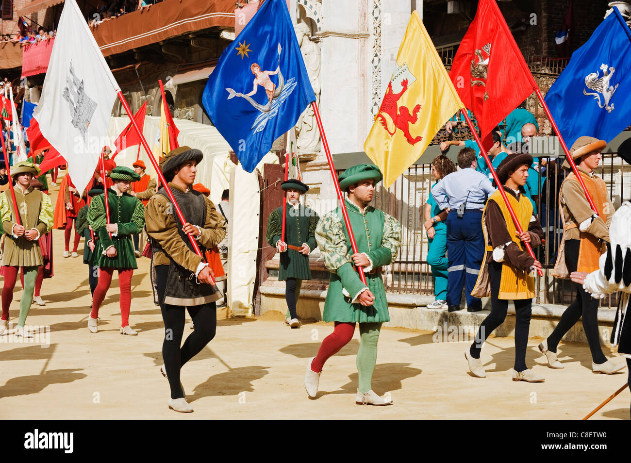 Regionale Flaggen vorgeführt, bei El Palio Pferderennen-Festival, Piazza del Campo, Siena, Toskana, Italien Stockfoto