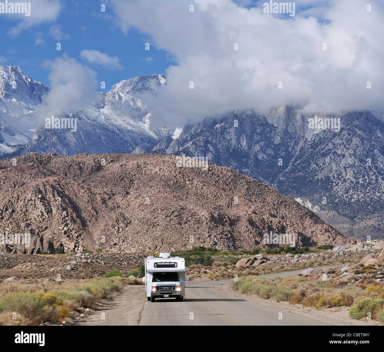 RV, Camper, Alabama Hills, Whitney Portal, Straße, Lone Pine, Kalifornien, USA, USA, Amerika, Reisen, Urlaub Stockfoto