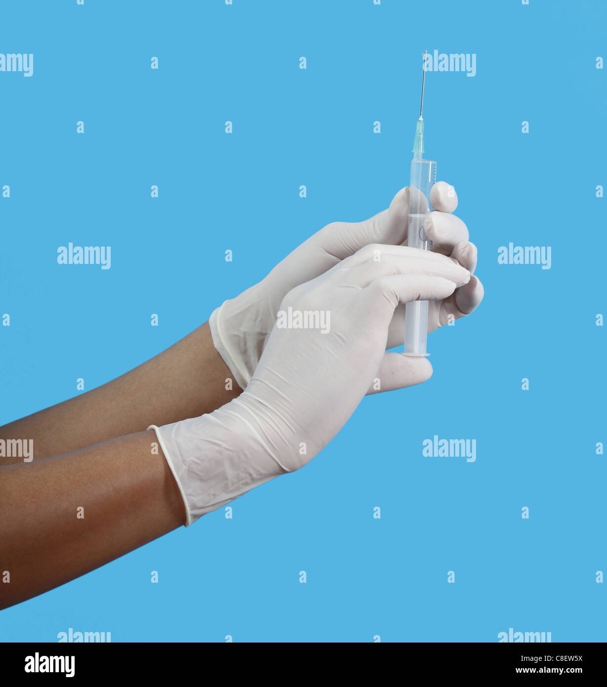 Nahaufnahme von zwei Hände in Handschuhe, die Vorbereitung einer Injektionslösung in einer Spritze. Stockfoto