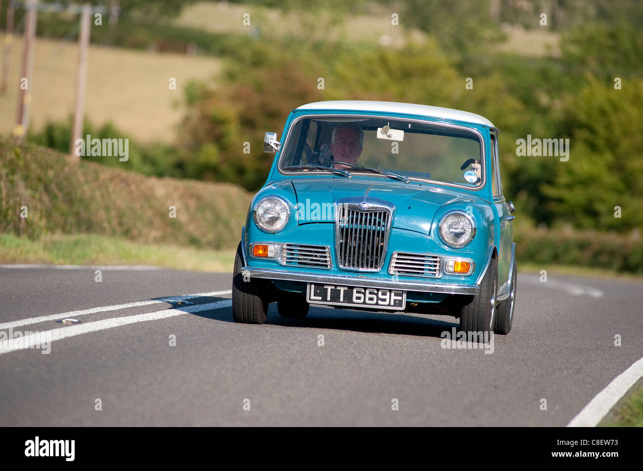 1967 Riley Elf Oldtimer auf einer Straße in England vertrieben. Stockfoto