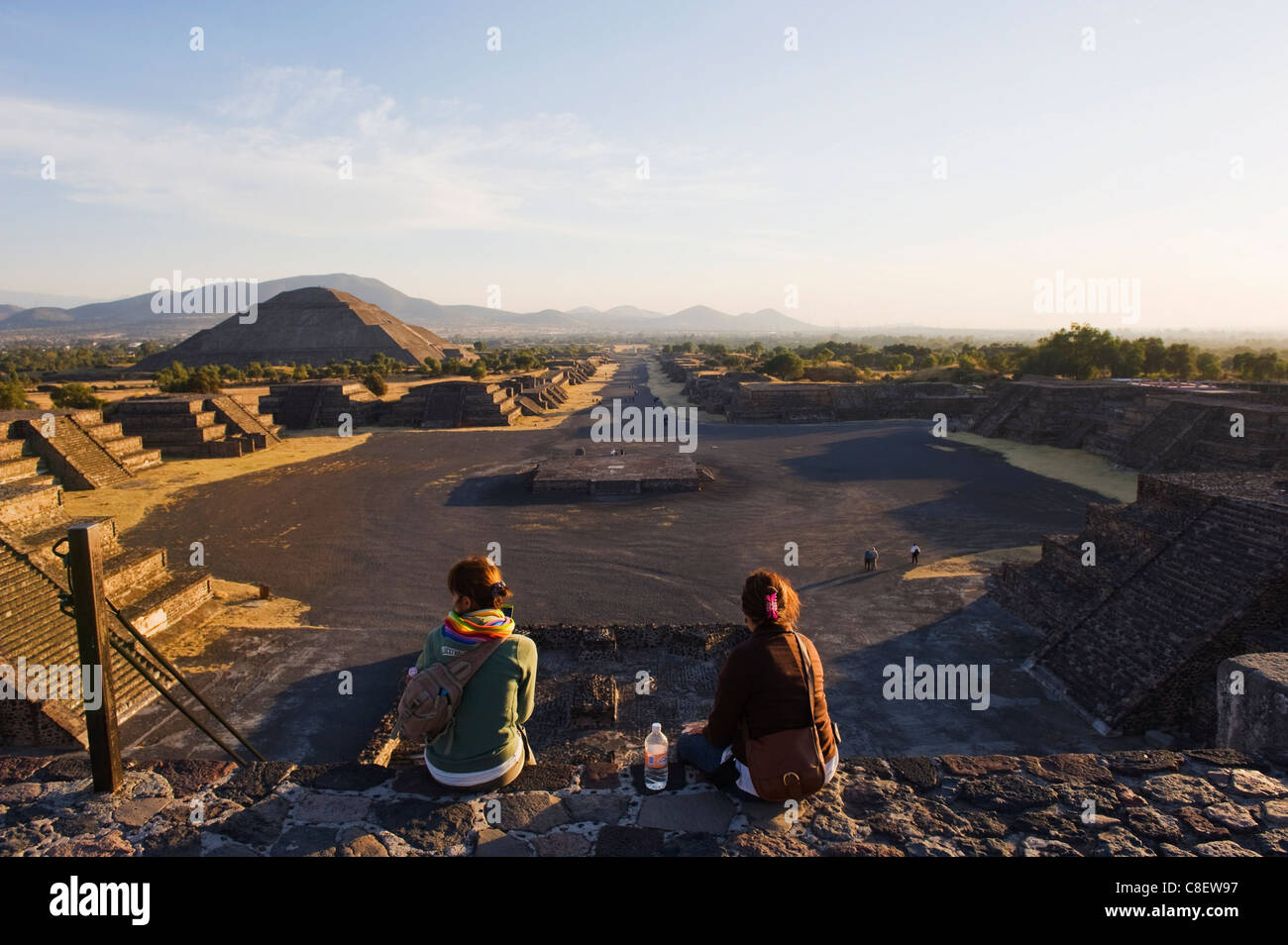 Touristen an der Pyramide der Sonne in Teotihuacan, UNESCO World Heritage Site, Mexiko Stockfoto