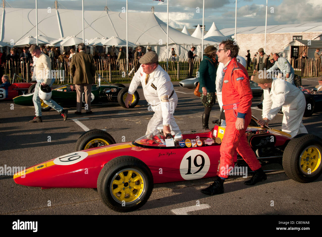 alte Formel ein Auto in der Startaufstellung auf dem Goodwood Revival Rennen treffen Stockfoto