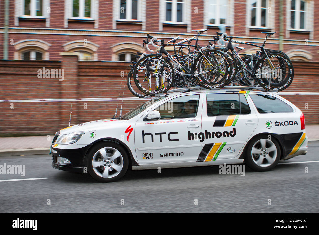 Bike Team Rennwagen mit Ersatzteile Fahrräder auf dem Dachgepäckträger. Tour der Pologne, 2011. Stockfoto