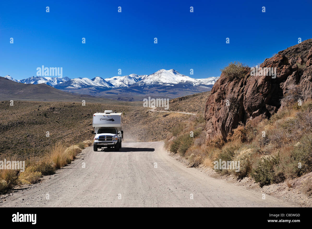 Pickup, LKW, Road, Wohnmobil, Reisen, Urlaub, in der Nähe von Lee Vining, Sierra Nevada, Berge, Kalifornien, USA, Vereinigte Staaten, amerik. Stockfoto