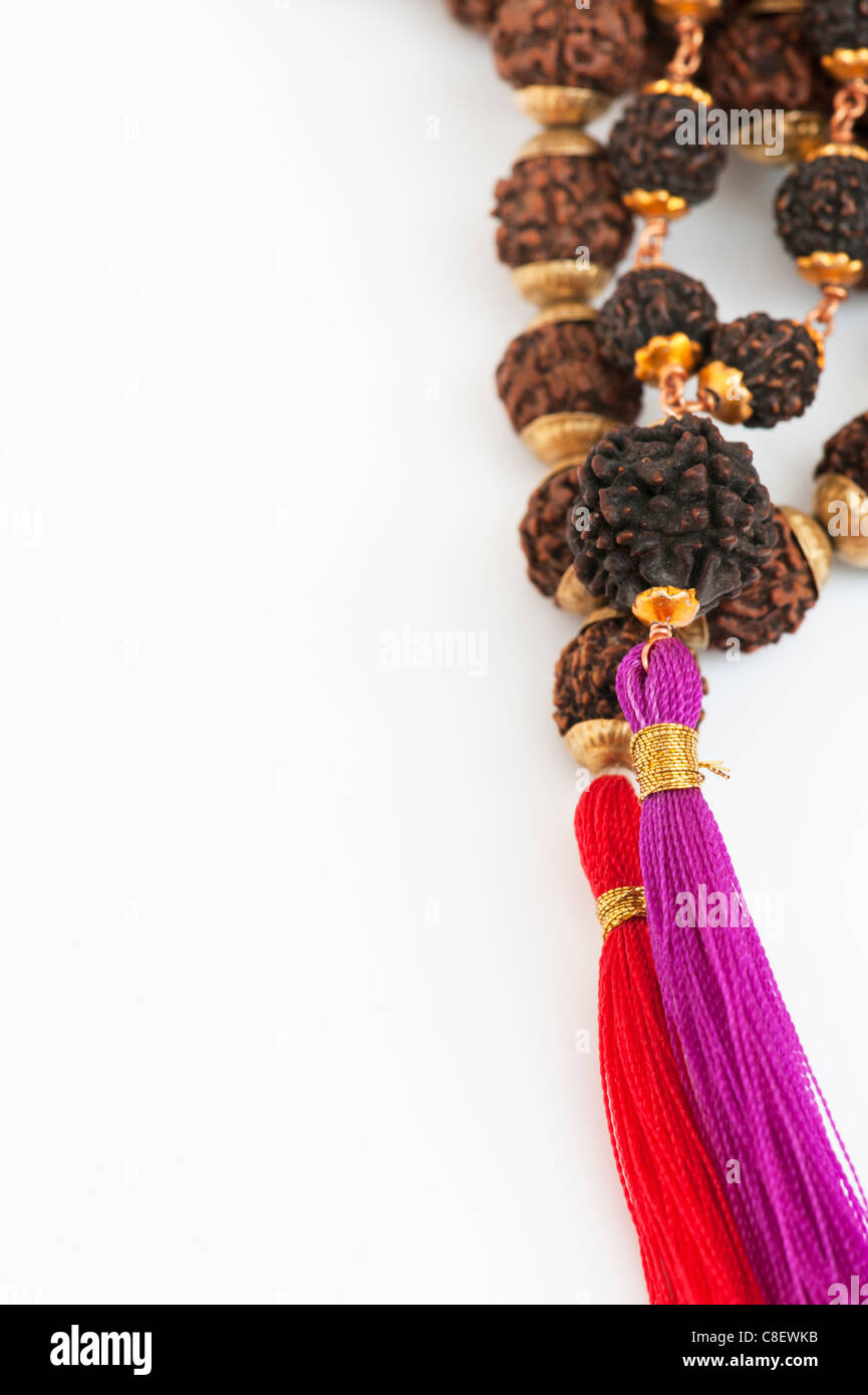 Indische Rudraksha / Japa Mala Gebetskette auf weißer Hintergrund Stockfoto