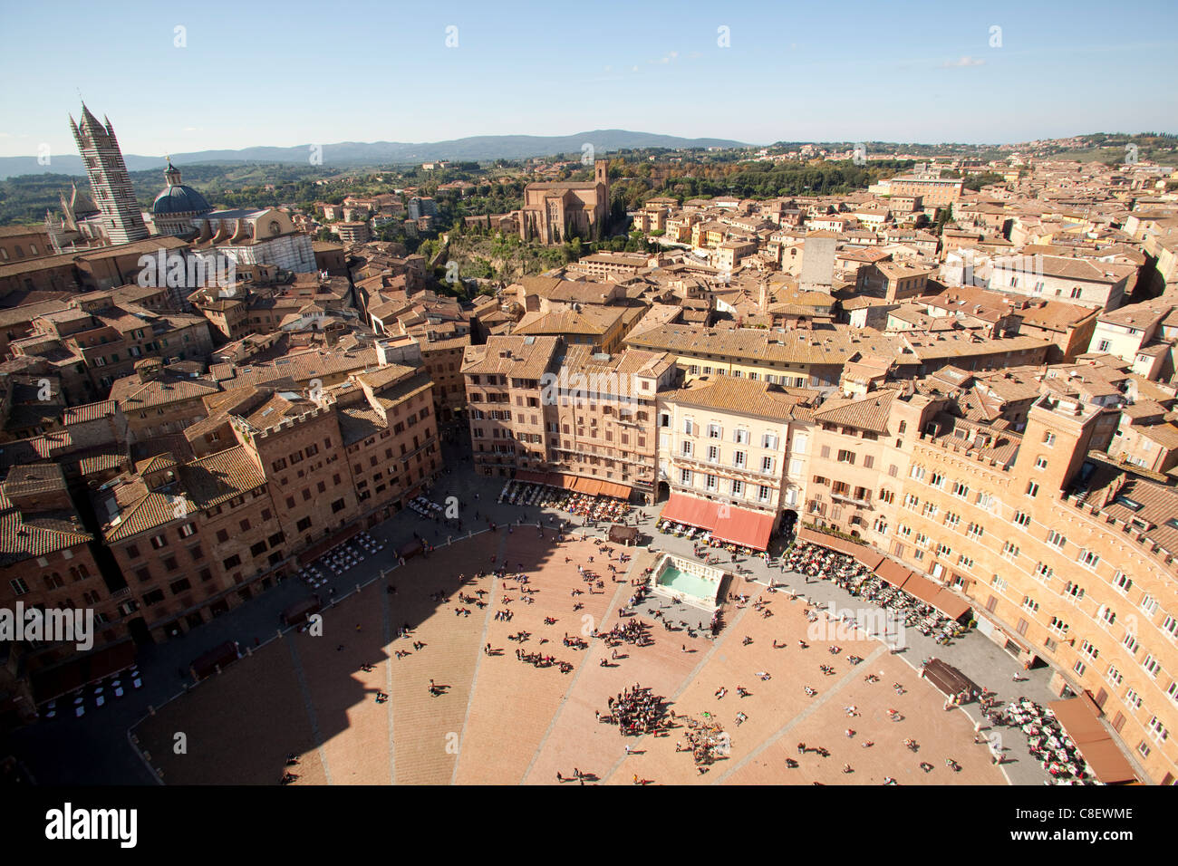 Blick auf die Piazza del Campo aus dem Turm des Mangia, Siena, UNESCO-Weltkulturerbe, Toskana, Italien Stockfoto