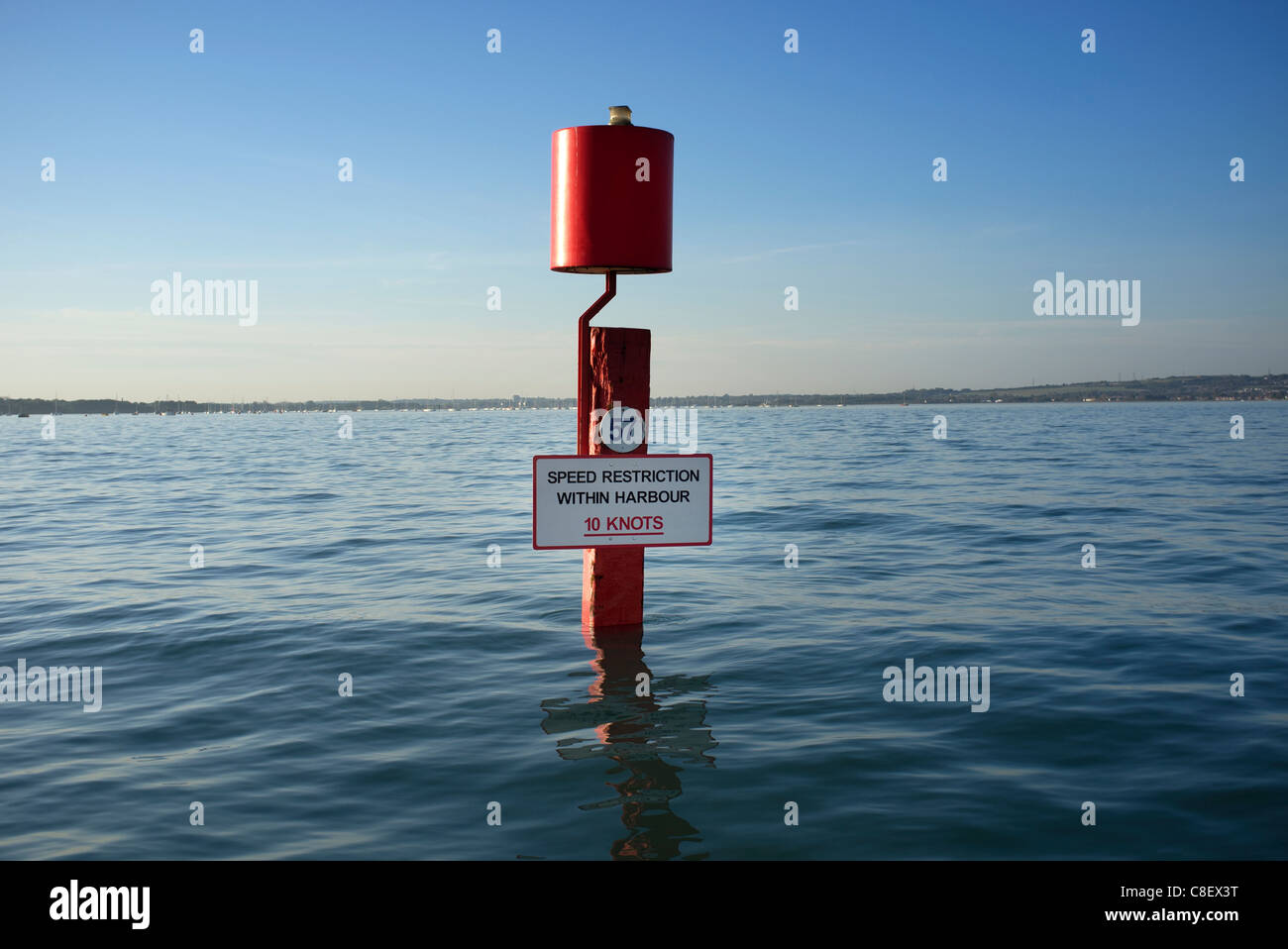 Rote Navigationsmarker im Hafen von Portsmouth mit 10 Knoten Geschwindigkeitsbeschränkung Stockfoto