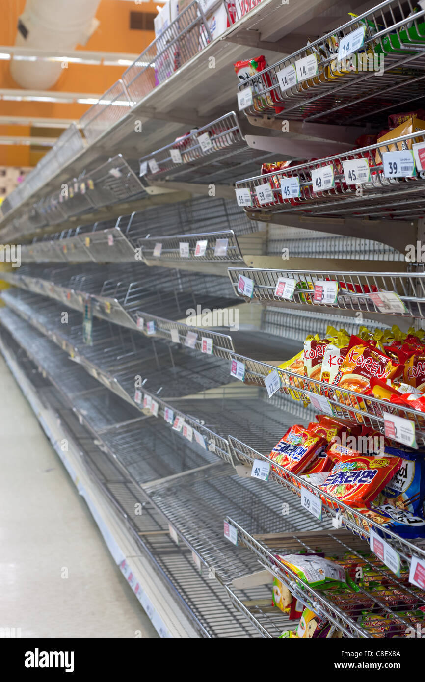 21.09.2011, Überschwemmungen in Bangkok: Instant-Nudeln Mangel an Tesco-Lotus Supermarkt. Stockfoto