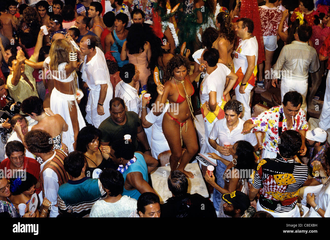 Rio De Janeiro, Brasilien. Karneval; Menschen amüsieren sich am La Scala Ball; Mädchen tanzen auf Tisch im Bikini mit Perlen. Stockfoto