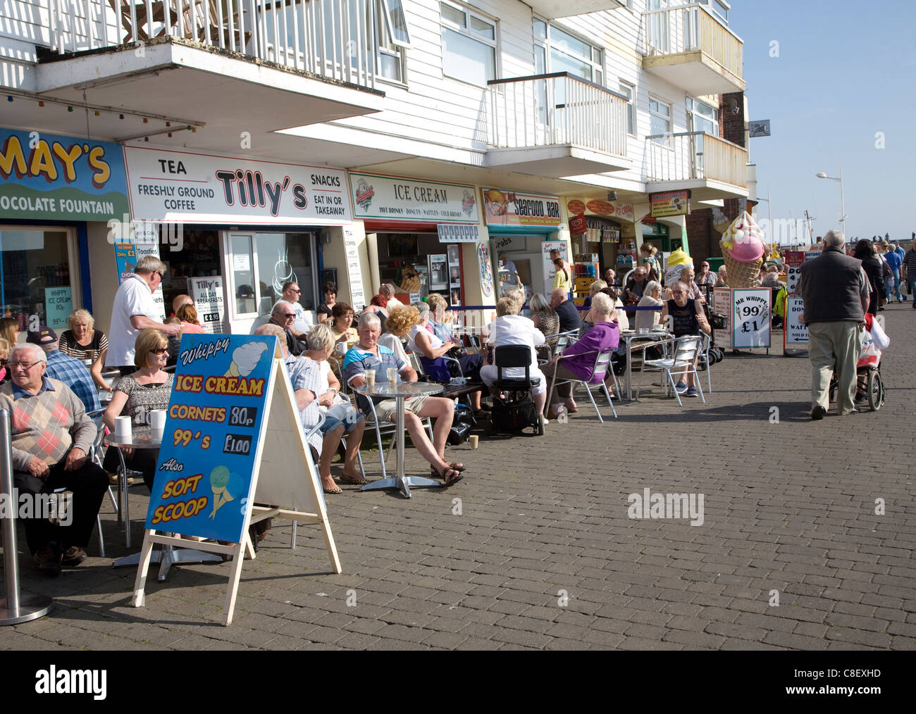Leute sitzen Außen Cafés Bridlington, Yorkshire, England Stockfoto