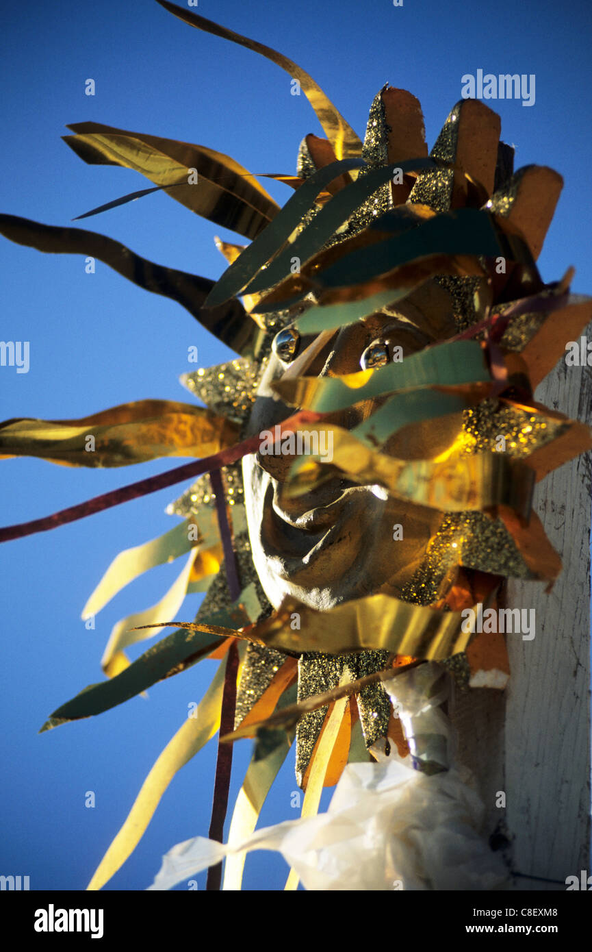Salvador da Bahia, Brasilien. Grobe glitzernden gold Schwimmer Karnevalsmaske glitzern in der Sonne. Bundesstaat Bahia. Stockfoto