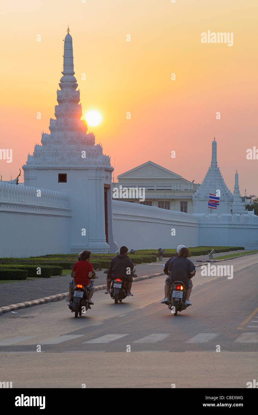 Abend, Wat Phra Kaew, Grand Palace, altes, Stadt, Stadt, Bangkok, Thailand, Asien, Sonnenuntergang, motor Bikes Stockfoto