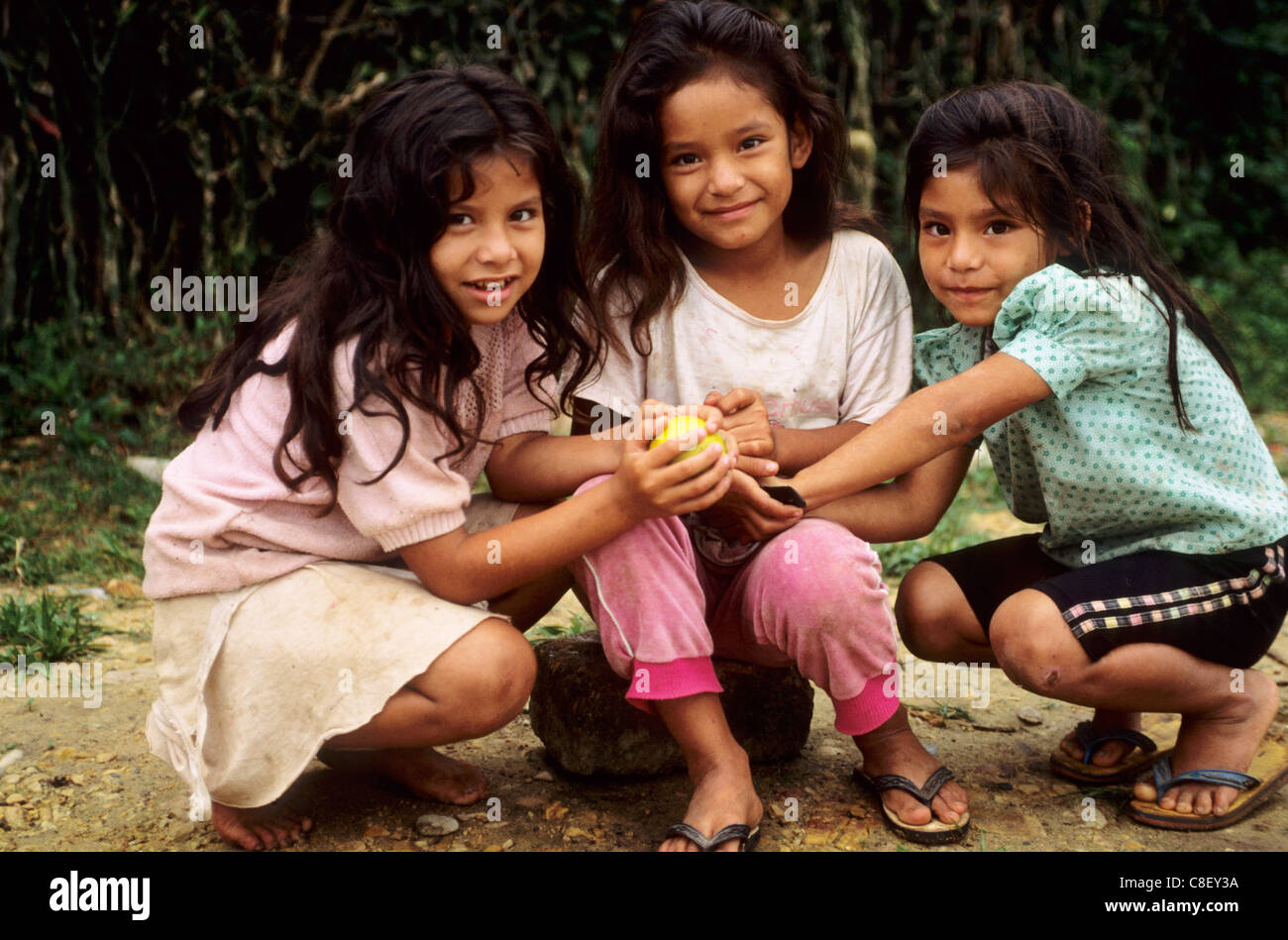 San Ignacio, Peru. Drei jungen peruanischen Anden indischen Quechua-Mädchen. Stockfoto