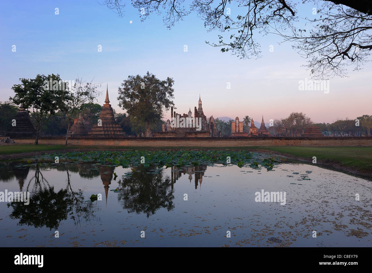 Wat Mahathat Sukhothai Historical Park, Sukhothai, Thailand, Asien, Wasser Stockfoto