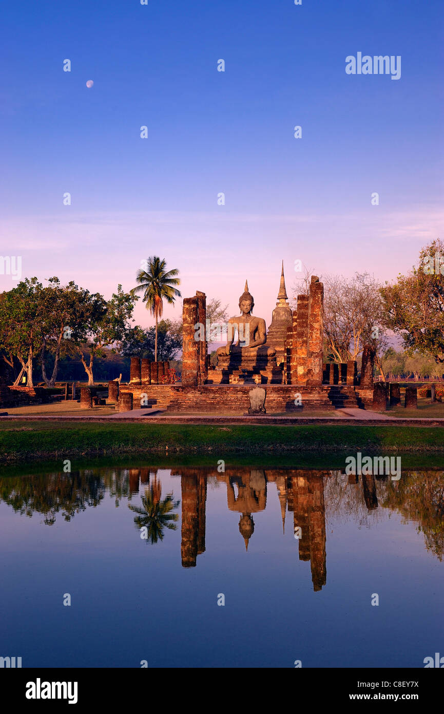 Wat Mahathat Sukhothai Historical Park, Sukhothai, Thailand, Asien, Wasser Stockfoto