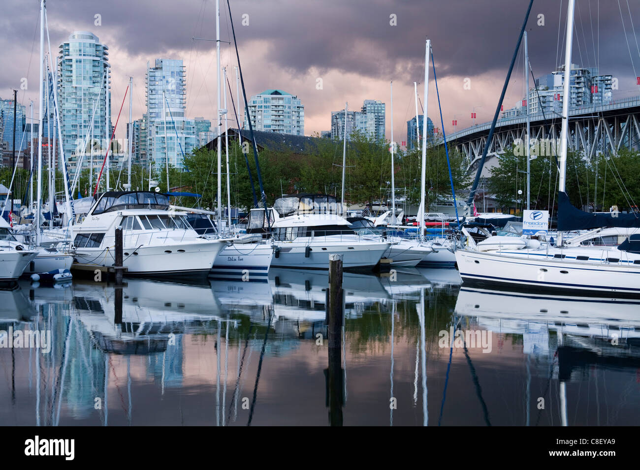 Broker Bay Marina und Granville Street Bridge, False Creek, Vancouver, Britisch-Kolumbien, Kanada Stockfoto