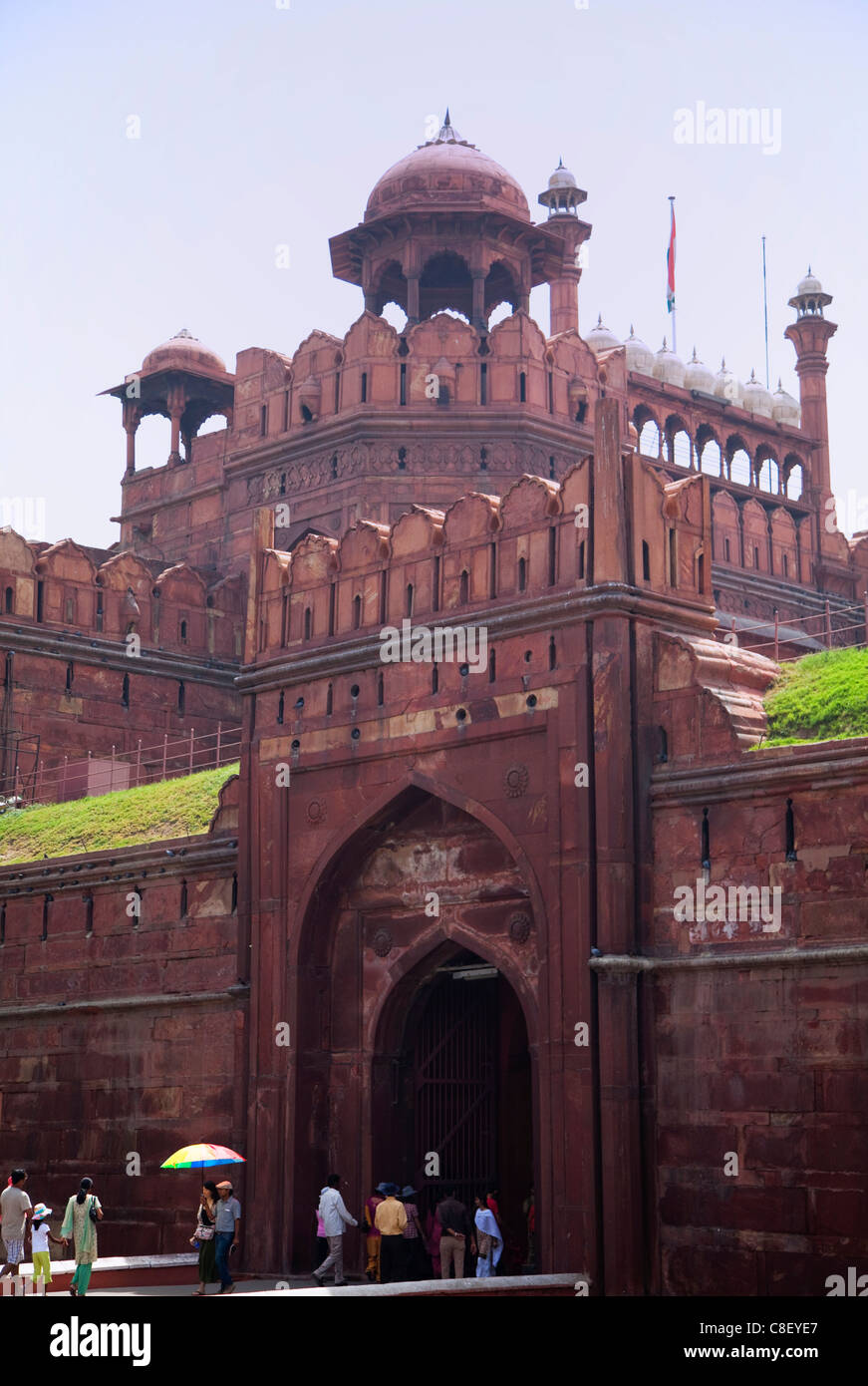 Touristen in Lahore Gate, Roten Fort, UNESCO-Weltkulturerbe, Alt-Delhi, Indien Stockfoto