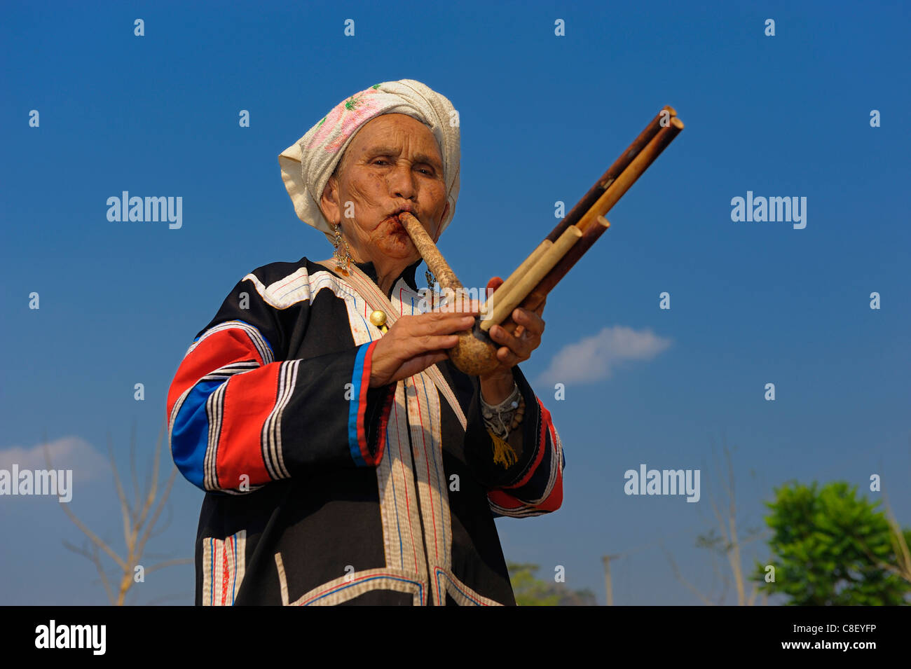 Bergvolk Frau, Lahu Stamm, in der Nähe von Pai, Thailand, Asien, Musik, instrument Stockfoto