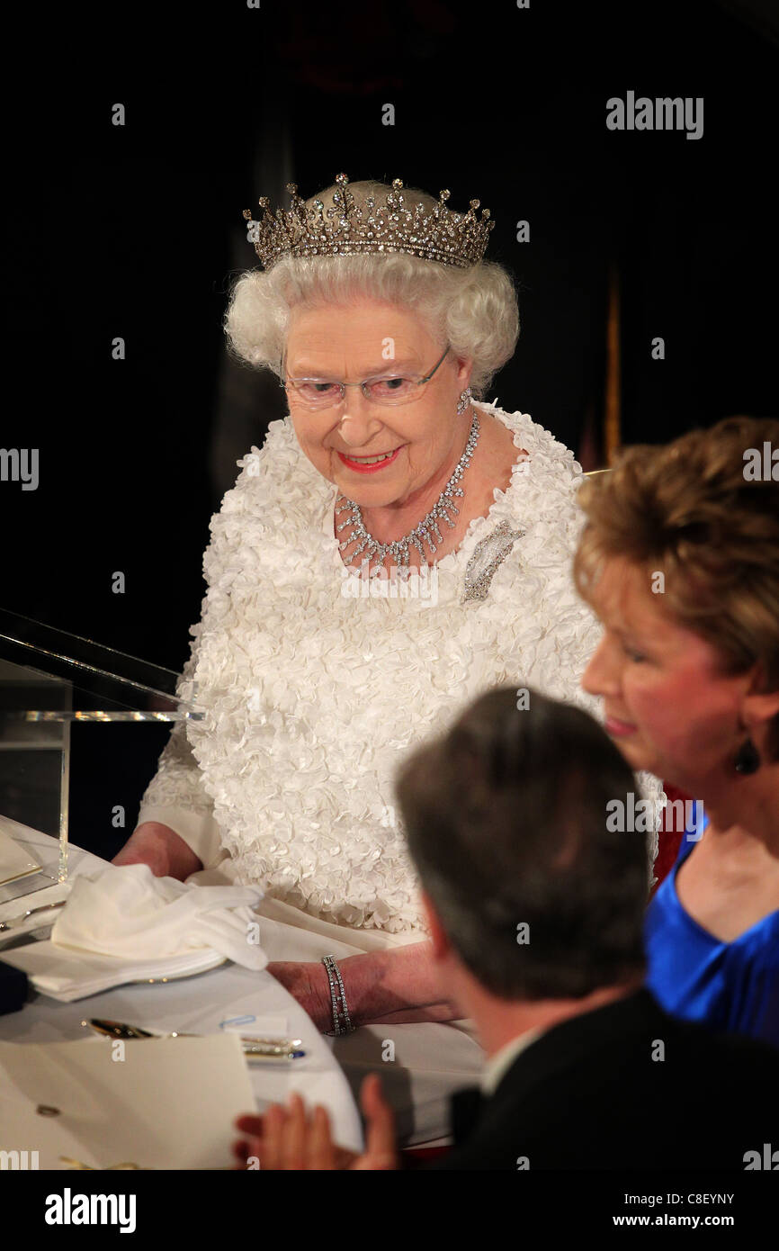 Die britische Königin Elizabeth II. bei einem Zustand-Abendessen in St. Patricks Hall in Dublin Castle in Dublin am 18. Mai 2011. Stockfoto