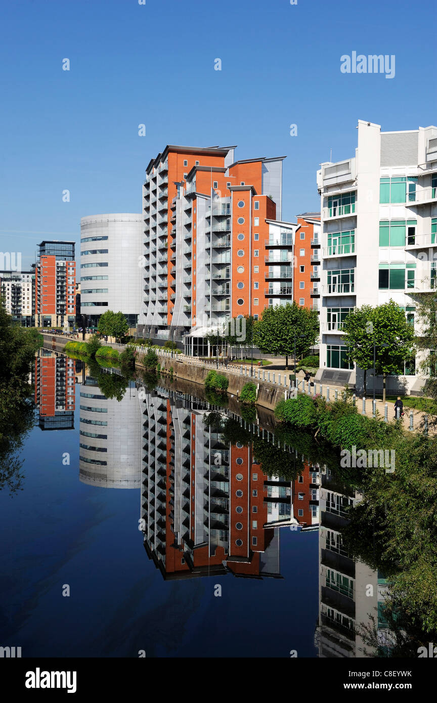 Moderne Büro- und Wohnhäuser neben den Fluss Aire in zentralen Leeds, West Yorkshire, England, Vereinigtes Königreich Stockfoto