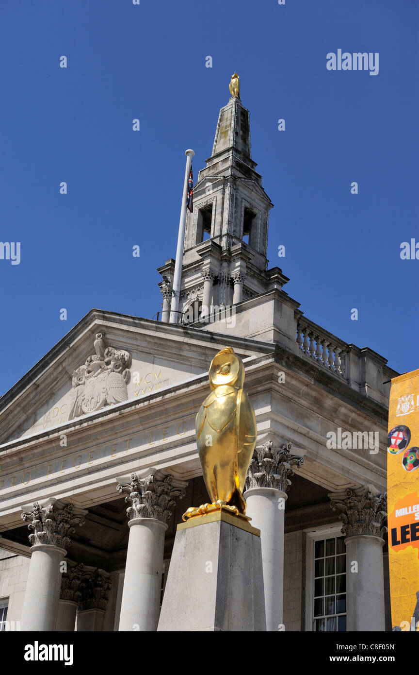 Die Goldene Eule-Symbol der Leeds außerhalb der Civic Hall, Millennium Square, Leeds, West Yorkshire, England, Vereinigtes Königreich Stockfoto