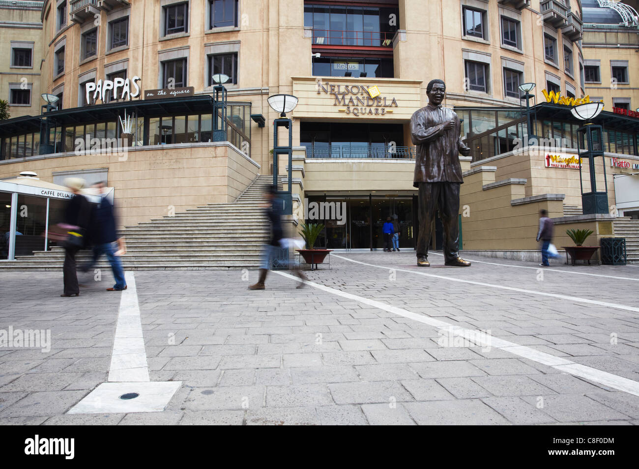 Menschen zu Fuß durch Nelson Mandela Square, Sandton, Johannesburg, Gauteng, Südafrika Stockfoto
