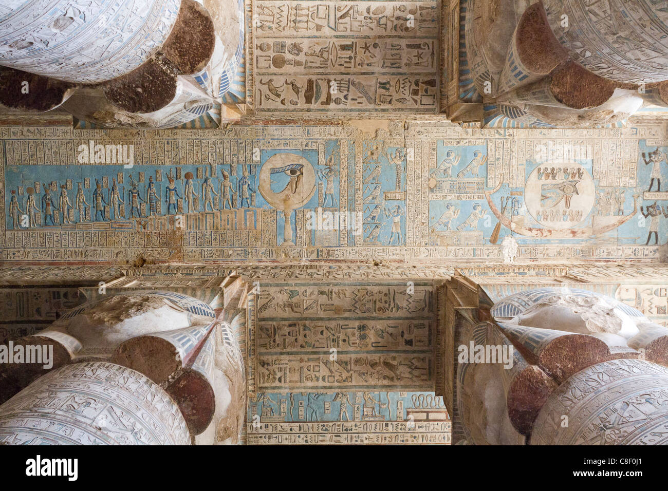 Der Tempel der Hathor in Dendera, Decke Inschriften. Stockfoto