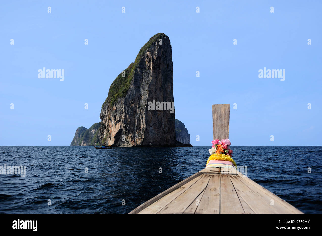 Longtail-Boot, um Phi Phi Inseln, Andamanensee, Thailand, Asien, Stockfoto