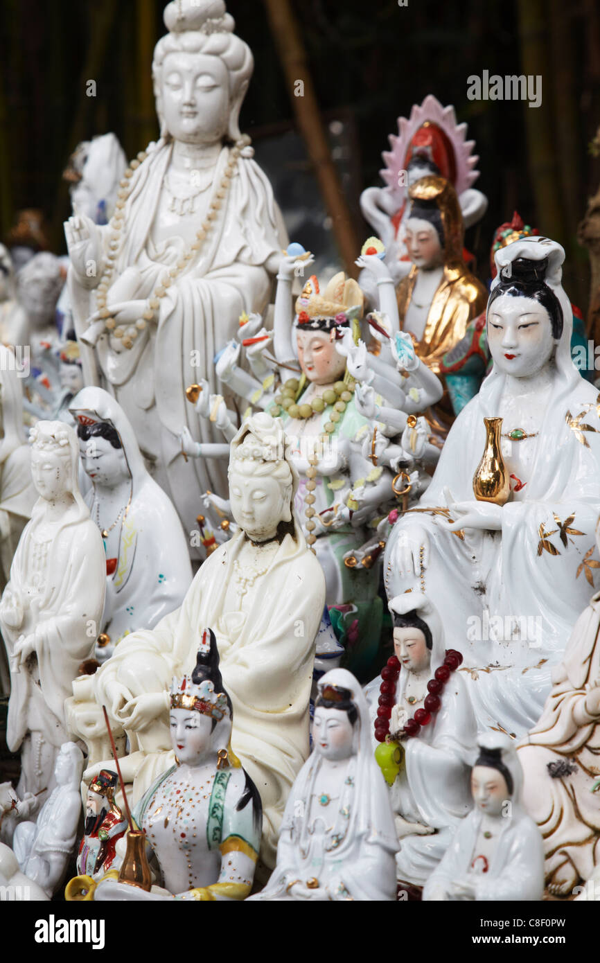 Buddhistische Figuren am Schrein in Bambus Wald, Quarry Bay, Hong Kong, China Stockfoto
