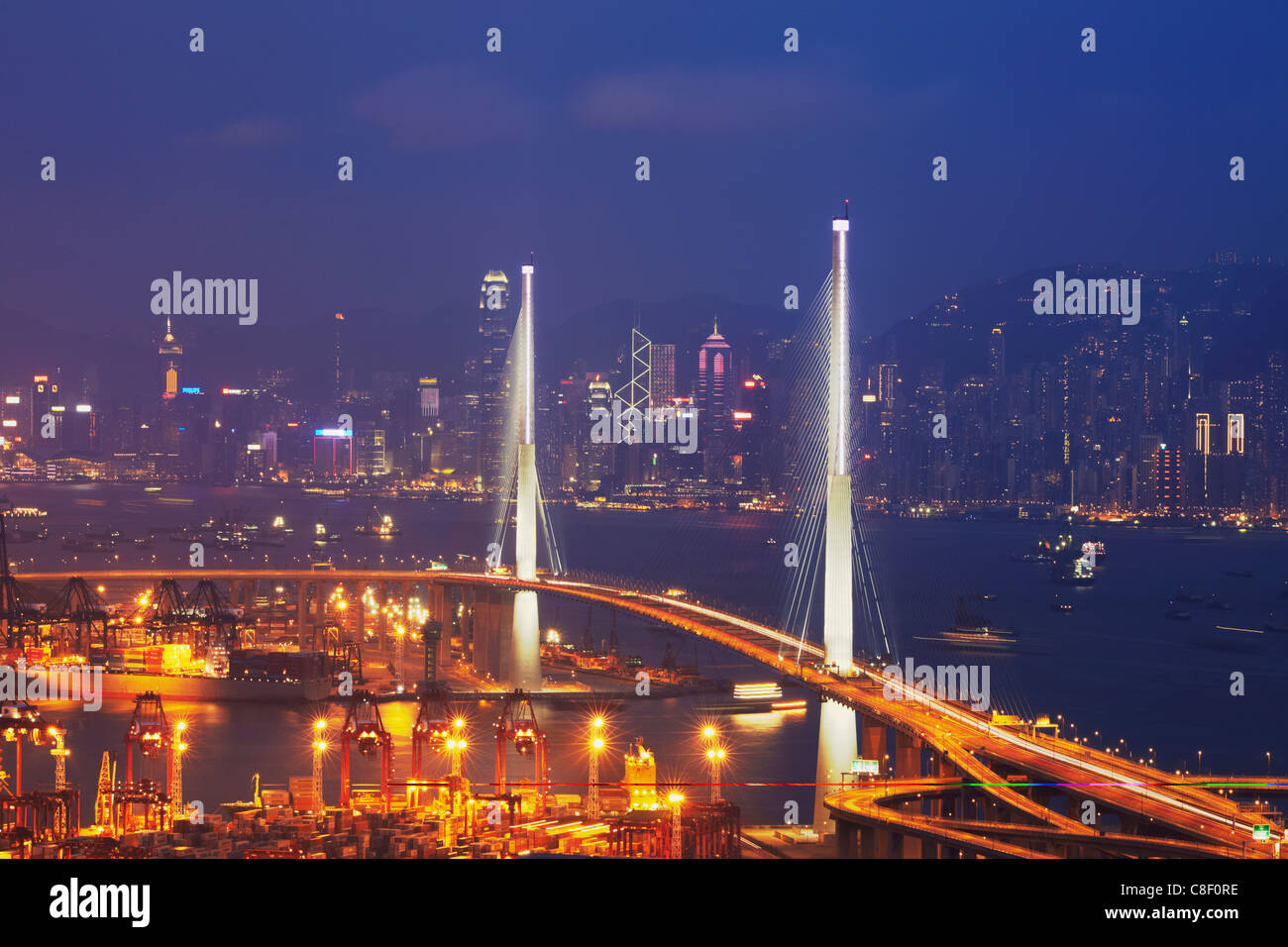 Blick auf Stonecutters Bridge mit Skyline von Hong Kong Island im Hintergrund, Hong Kong, China Stockfoto