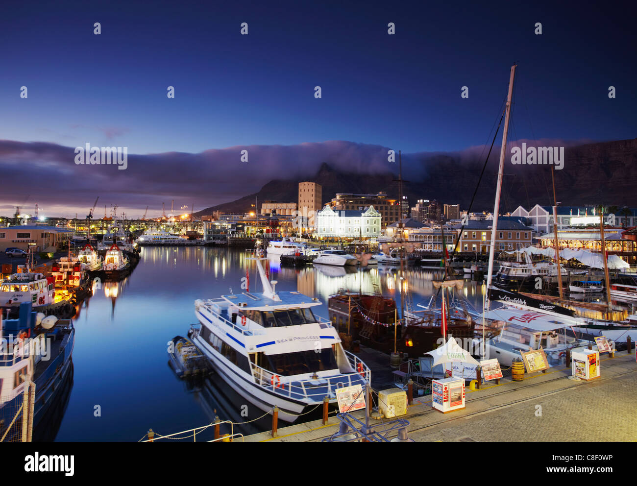 Victoria und Alfred Waterfront bei Dämmerung, Cape Town, Western Cape, South Africa Stockfoto