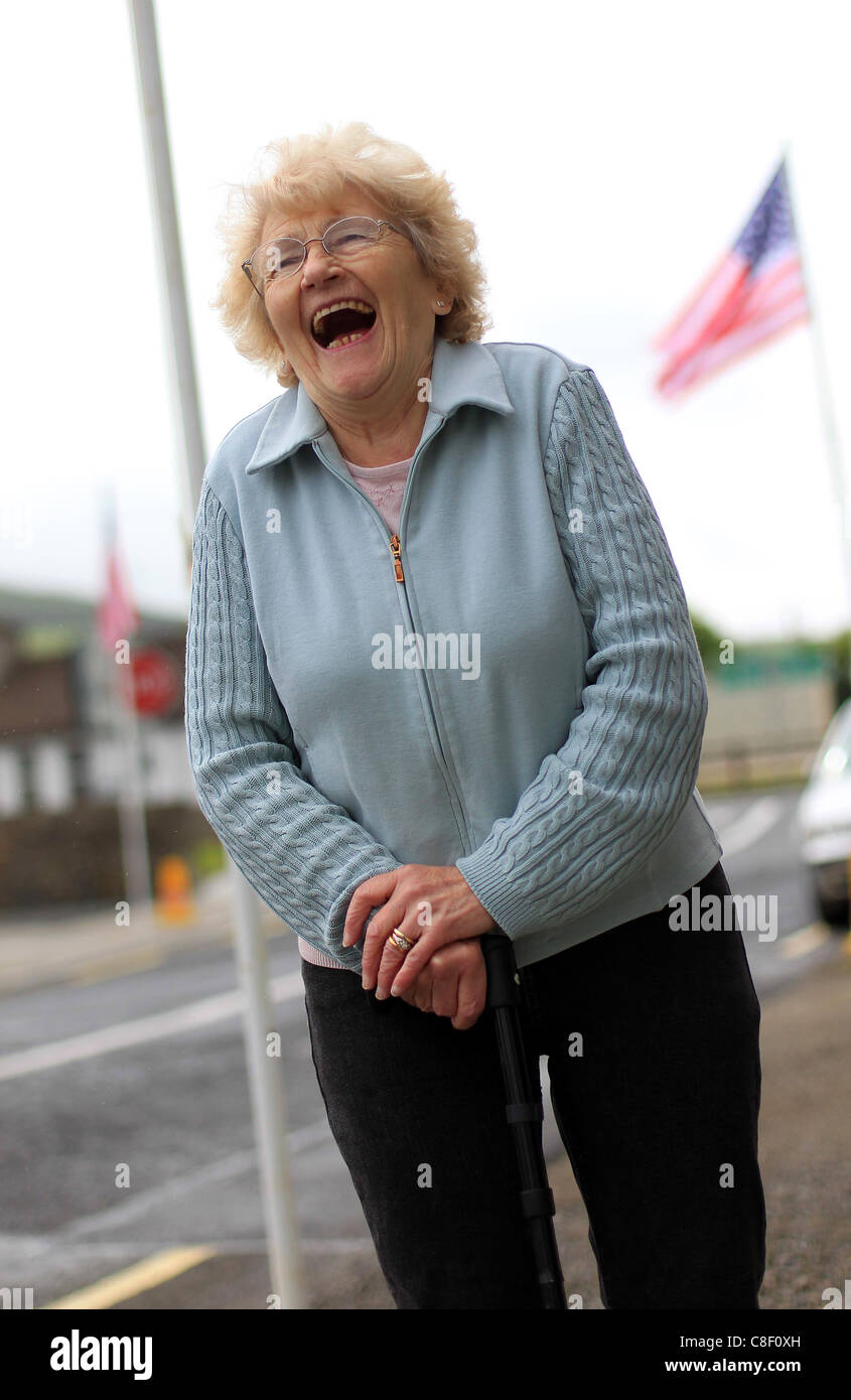 Moneygall, Irland Resident lächelt, als sie bereitet sich auf US-Präsident Barack Obama Stockfoto