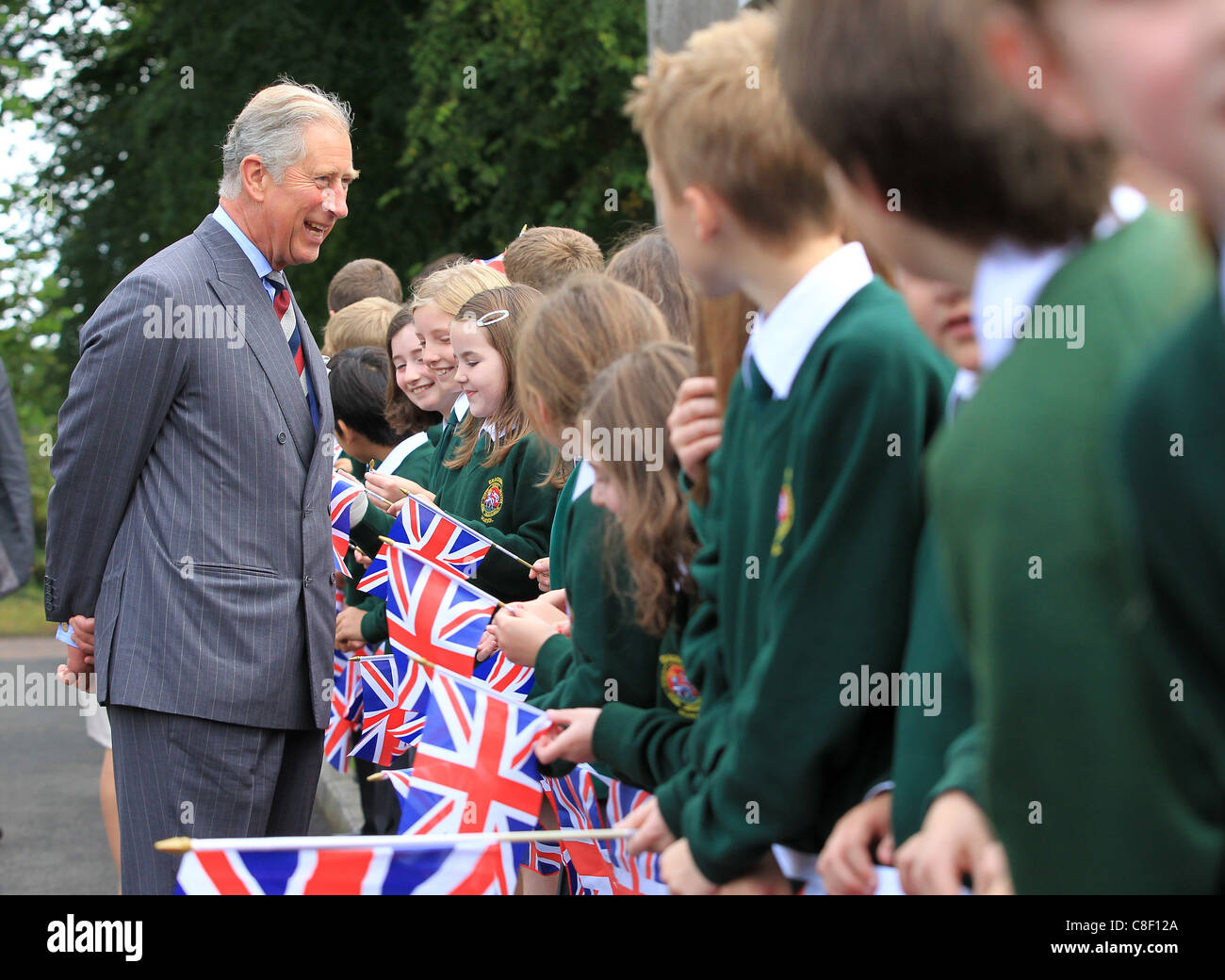 Großbritanniens Prinz Charles spricht mit Schulkindern in Nordirland Stockfoto