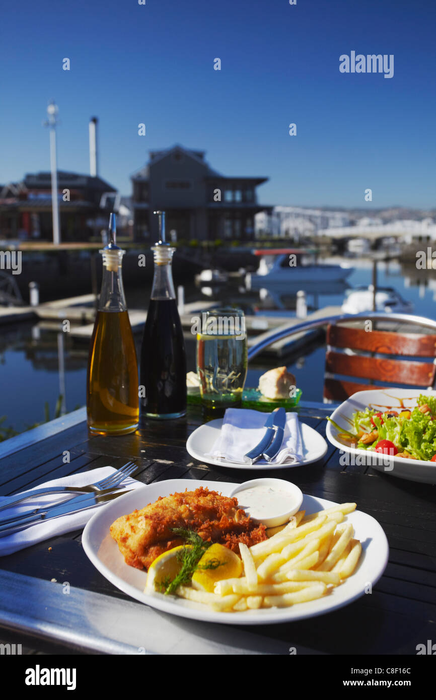 Fish &amp; Chips im Außenrestaurant, Thesens Insel, Knysna, Westkap, Südafrika Stockfoto