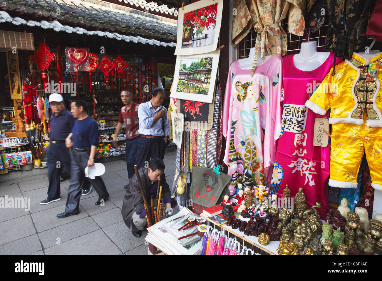 Menschen zu Fuß vorbei an Andenken Stände, Fuzi Miao Bereich, Nanjing, Jiangsu, China Stockfoto