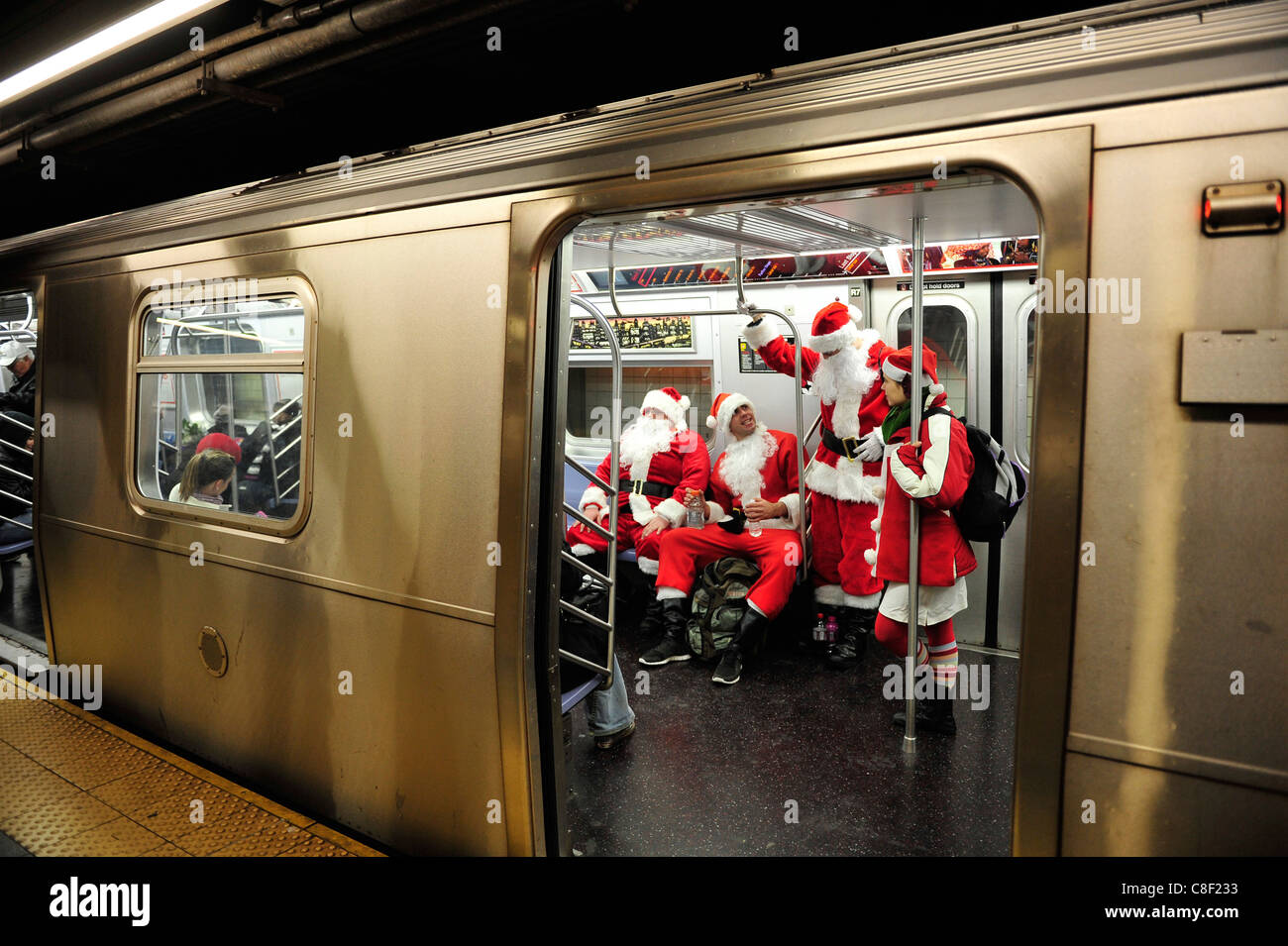 Weihnachtsmänner, U-Bahn, Manhattan, New York, USA, USA, Amerika, Weihnachten, Stockfoto