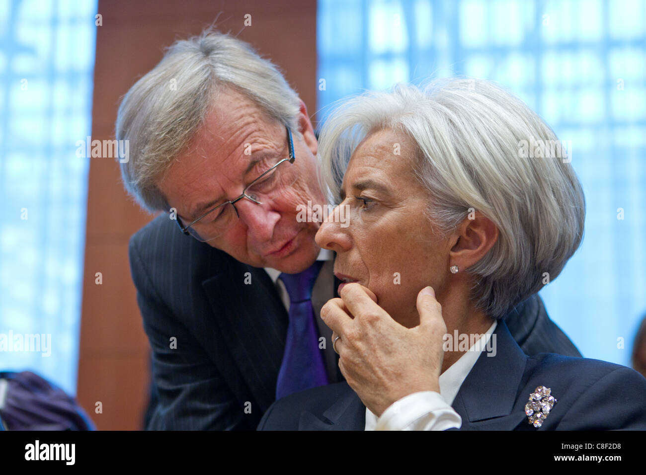 . Präsident der Eurogruppe, Jean-Claude Juncker (links) und Christine Lagarde, Generaldirektor des Internationalen Währungsfonds (rechts) bei der Eurogruppe Treffen der Finanzminister der Euro-Zone reden. Stockfoto