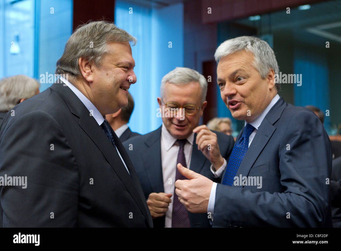 21.10.2011 - abgebildet in der Eurogruppe Treffen der Finanzminister der Euro-Zone der griechische Finanzminister Evangelos Venizelos mit Giulio Tremonti, Finanzminister, Italien und Didier Reynders, Finanzminister, Belgien. Stockfoto